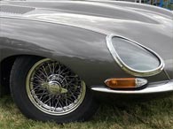 Glass covered headlight recess - an identifying feature of the series 1 E-type